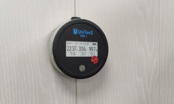 Термогигрометр THB1 в лаборатории